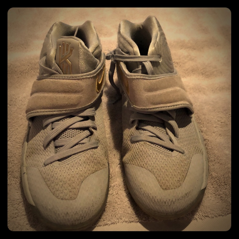 Boys Nike Kylie 2’s   Gently used youth size 6.5